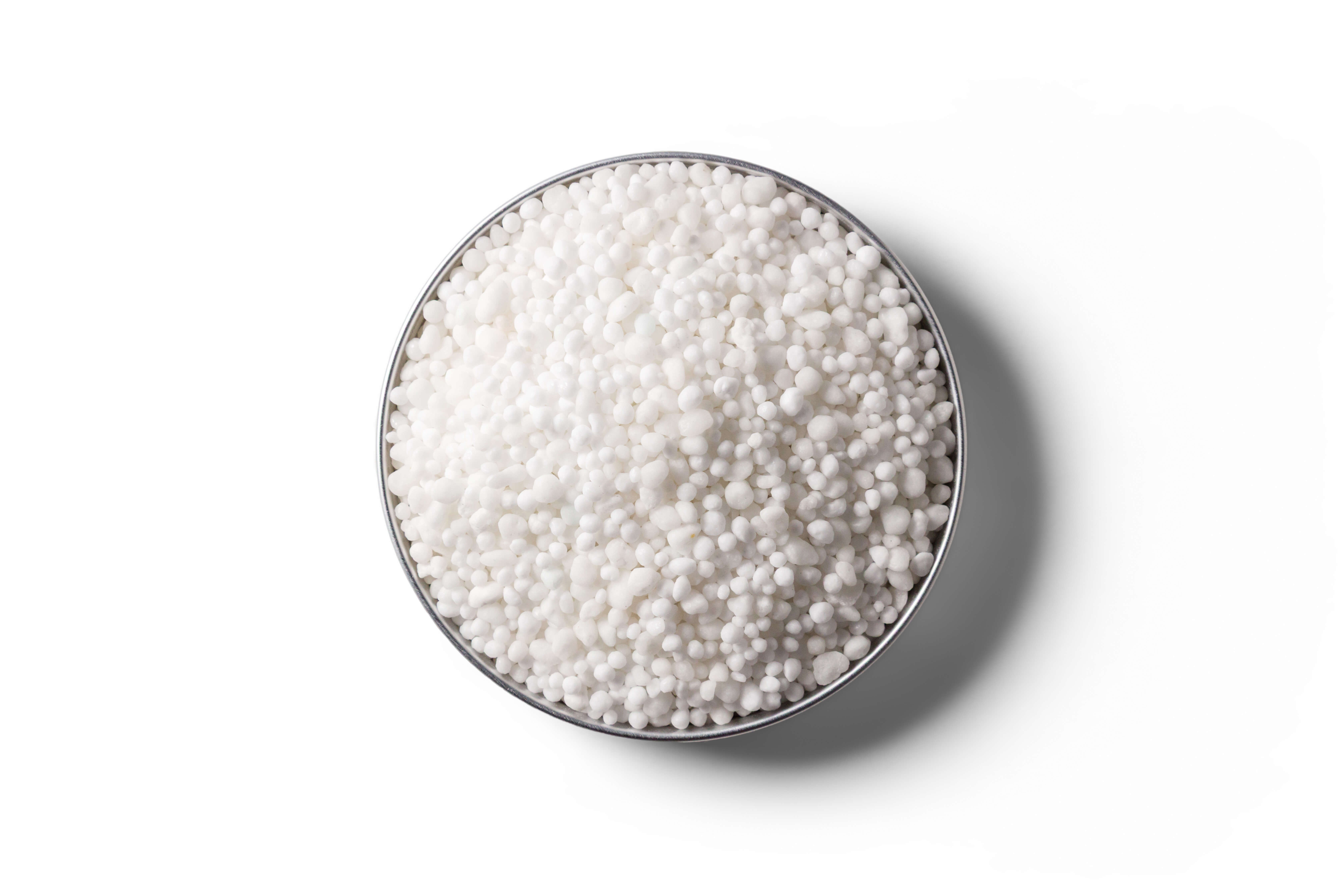 Ammo 31™ fertiliser granules in a round dish