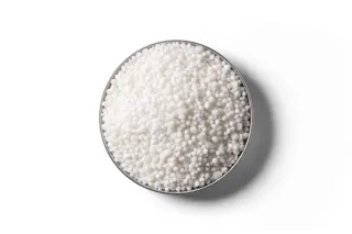 Ammo 31™ fertiliser granules in a round dish